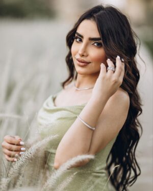 Asawer Ezzat Instagram - عايشة سني وبغني وبحب الحياه☀️🤍. 
Dress : @reesh_boutique2