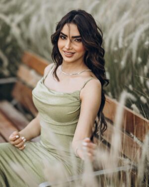 Asawer Ezzat Instagram - عايشة سني وبغني وبحب الحياه☀️🤍. 
Dress : @reesh_boutique2
