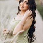 Asawer Ezzat Instagram - عايشة سني وبغني وبحب الحياه☀️🤍. Dress : @reesh_boutique2