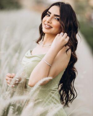 Asawer Ezzat Instagram - عايشة سني وبغني وبحب الحياه☀️🤍. 
Dress : @reesh_boutique2