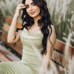 Asawer Ezzat Instagram - عايشة سني وبغني وبحب الحياه☀️🤍. Dress : @reesh_boutique2