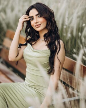 Asawer Ezzat Instagram - عايشة سني وبغني وبحب الحياه☀️🤍. 
Dress : @reesh_boutique2