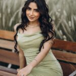 Asawer Ezzat Instagram - عايشة سني وبغني وبحب الحياه☀️🤍. Dress : @reesh_boutique2