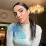 Asawer Ezzat Instagram - شايفين من نسمع اغنيه ونضل نرددها 🤣 شنو الاغنيه الي ترددوها هل ايام ومتعلقين بيها🤪 👗السوت من @reesh_boutique2 المكياج والشعر يم @riyam_beeauty