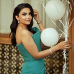 Asawer Ezzat Instagram - هل سنة جانت مختلفه كلش من حياتي كله هواي تعلمت منها اشياء حلوه وايجابيه شكرا وممتنه جدا الها استقبل عامِ بكل حب ونجاح وطاقه ايجابيه❤️⭐️ تصوير صديقي المبدع عز 🤞🏾 @66nnv الفستان الجميل من تصميم نور فتح الله اخذته من 👗 @yona.iq مكياج وشعر حبيبة روحي. @riyam_beeauty شعر المبدع @jood_zain_