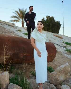 Asawer Ezzat Instagram - عامنا الاول من زواجنا احبك 🎆
@66nnv 📸