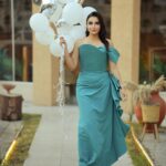 Asawer Ezzat Instagram - هل سنة جانت مختلفه كلش من حياتي كله هواي تعلمت منها اشياء حلوه وايجابيه شكرا وممتنه جدا الها استقبل عامِ بكل حب ونجاح وطاقه ايجابيه❤️⭐️ تصوير صديقي المبدع عز 🤞🏾 @66nnv الفستان الجميل من تصميم نور فتح الله اخذته من 👗 @yona.iq مكياج وشعر حبيبة روحي. @riyam_beeauty شعر المبدع @jood_zain_