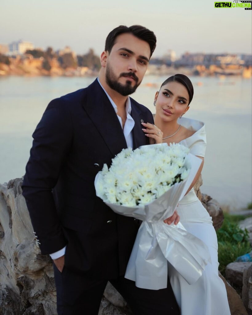 Asawer Ezzat Instagram - عامنا الاول من زواجنا احبك 🎆 @66nnv 📸