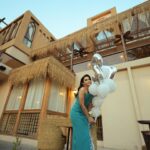 Asawer Ezzat Instagram - هل سنة جانت مختلفه كلش من حياتي كله هواي تعلمت منها اشياء حلوه وايجابيه شكرا وممتنه جدا الها استقبل عامِ بكل حب ونجاح وطاقه ايجابيه❤️⭐️ تصوير صديقي المبدع عز 🤞🏾 @66nnv الفستان الجميل من تصميم نور فتح الله اخذته من 👗 @yona.iq مكياج وشعر حبيبة روحي. @riyam_beeauty شعر المبدع @jood_zain_