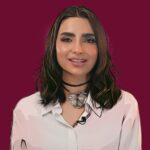Asawer Ezzat Instagram - الفنانة أساور عزت في الحلقة الخامسة من كواليس: •"كل شاب شارك بـ(العائلة X )كان مبدع ويستحق أن يكون موجوداً ". •أساور عزت عن علي فاضل: "معلم وأخرج لنا جيل جديد للساحة الفنية". •أساور عزت عن شخصية داليا في العائلة X: "صعبة جداً لأنها لا تشبه شخصيتي في الواقع وكان من الصعب تقمص الشخصية". •"لا أتأخر أبداً على أوقات التصوير لأنني أستمتع بعملي، وأكثر شيء متعب في العمل هو التصوير ليلاً". •أساور عزت عن العائلة X:"نقلة نوعية في الدراما العراقية، وشخصية نديم المفضلة لدي في المسلسل".