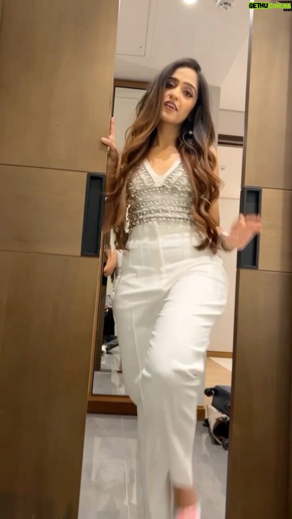 Asees Kaur Instagram - Some #chiggywiggy ness for you all ❤️💫 Just some fun before hitting the stage !! Checking the vibe 💓 #aseeekaur #behindthescene #fun