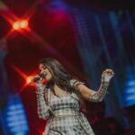 Asees Kaur Instagram – Bengaluru !! Thank you from me & my team for tremendous love ❤️ 

Shot by- @chiragpanchal__ @karanghodapictures 
Outfit- @_jimmyzdesigner_ 
Makeup- @makeupbykomalamhegde 
Hair- @hair_by__riya 

#aseeskaur #tarang2024 #concert