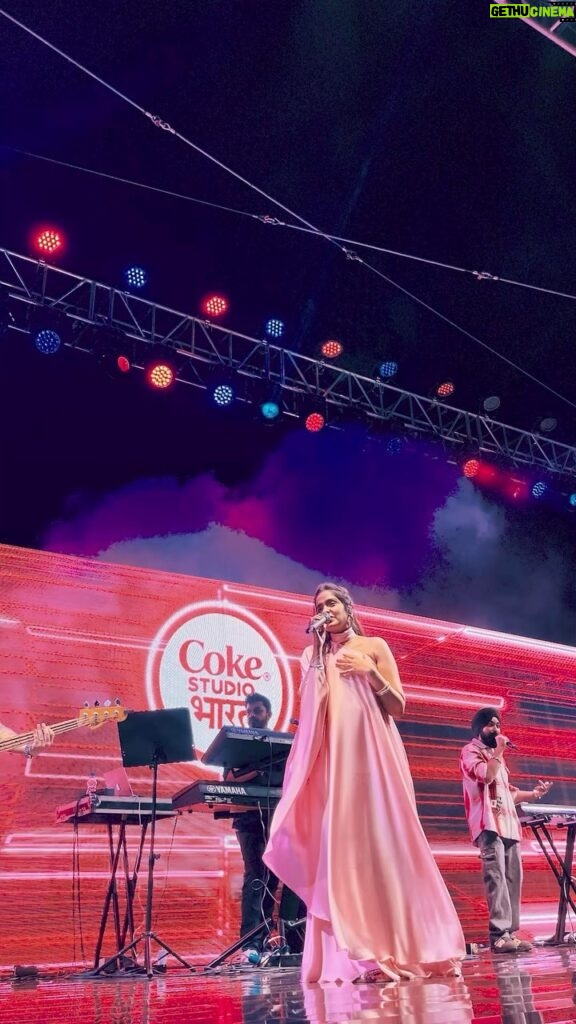 Asees Kaur Instagram - Snippet from a magical night at @cokestudiobharat #magic @diljitdosanjh 💫🔥 👗- @_jimmyzdesigner_ 💄- @sheena_makeupartistgoa #cokestudiobharat #cokestudio #aseeskaur #diljitdosanjh