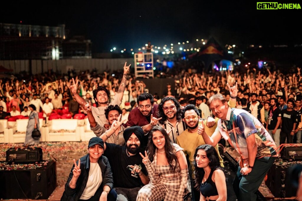 Asees Kaur Instagram - Bengaluru !! Thank you from me & my team for tremendous love ❤️ Shot by- @chiragpanchal__ @karanghodapictures Outfit- @_jimmyzdesigner_ Makeup- @makeupbykomalamhegde Hair- @hair_by__riya #aseeskaur #tarang2024 #concert