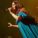 Asees Kaur Instagram – NICMAR !!!! You guys were truly remarkable 🤩💓 
@tmtalentmanagement @spectal.management 

👗- @_jimmyzdesigner_ 
💄- @punemakeupart_by_nikita_lakhe 
📸- @bhushanvisuals @gimbal_boy 
#aseeskaur #pune #concert