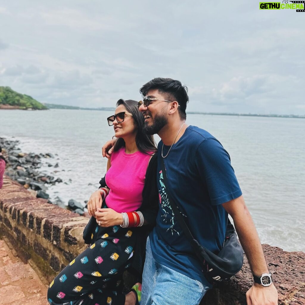 Asees Kaur Instagram - Just a casual reminder pati dev to take me on another trip 💓🥰 @goldiesohel ❤️ [Asees Kaur, Fun, Vacation, Goa]