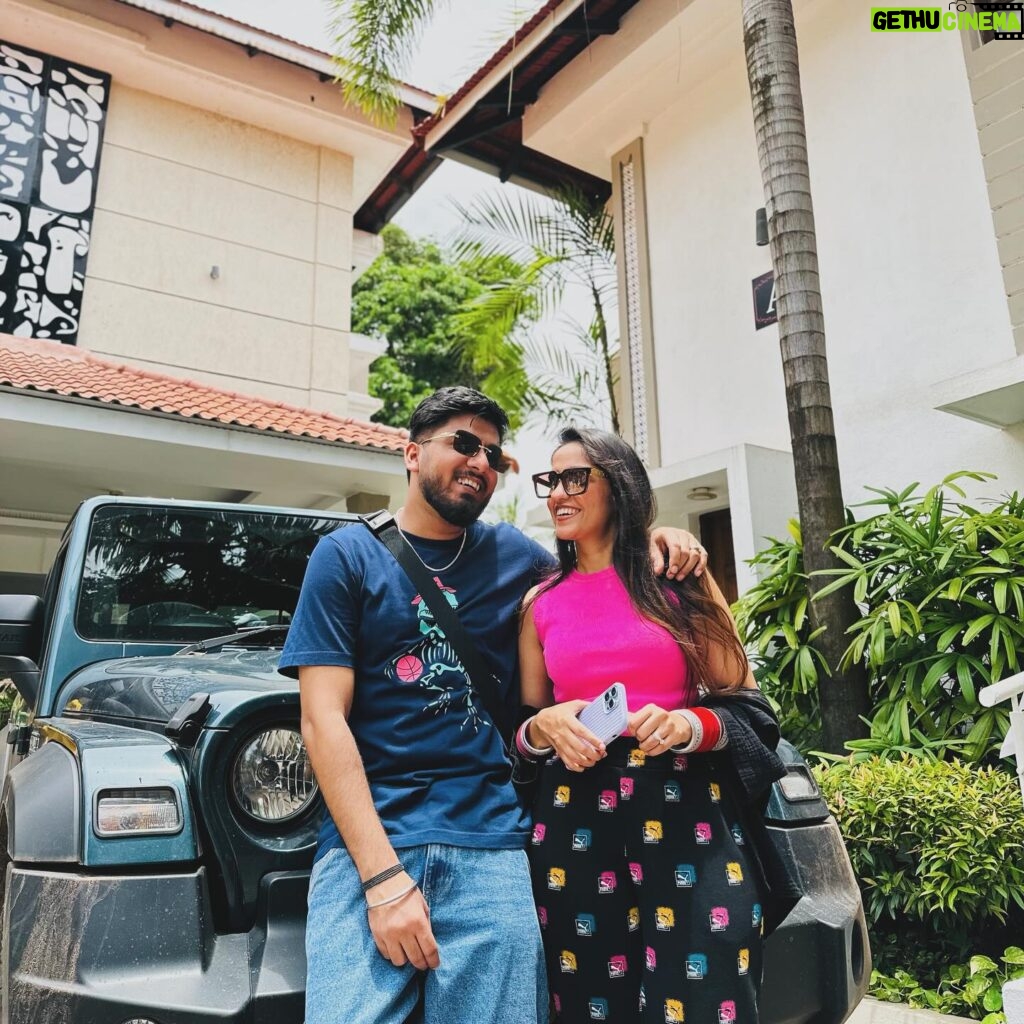 Asees Kaur Instagram - Just a casual reminder pati dev to take me on another trip 💓🥰 @goldiesohel ❤️ [Asees Kaur, Fun, Vacation, Goa]