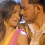 Asees Kaur Instagram – Maybe we don’t know yeh Dil Kya Kare, but we sure know to listen to this fire track on loop jab kisise pyaar hojaaye 🔥❤️