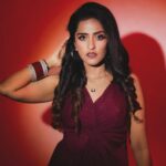 Asees Kaur Instagram – Sach batau, abhi to dil purani photos me hi uljha hua hai 🤣 

Embracing this new phase of life ….. #moodswings kasam se 🫣

#aseeskaur #blessings #life