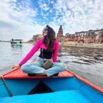 Ashi Singh Instagram - मन के पर भोले भंडारी, घाट किनारे उमर गुज़ारी, घाट बनारसिया… 🌺🌺 . . . #ashisingh #banaras #banarasi #itsmeashi #ashi #varanasi #india #incredibleindia #vrindawan #mathura #boat #indian #architecture #ganga #yamuna ghat