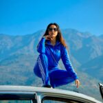 Ashi Singh Instagram - Car Mai Safar karne ka Tareeka thorda Cazzual hai 🤣🙌 #ashisingh #travel #ontheroad #mountians #car #road #travelling #itsmeashi #love #me #funny #casual #ootd
