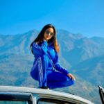 Ashi Singh Instagram - Car Mai Safar karne ka Tareeka thorda Cazzual hai 🤣🙌 #ashisingh #travel #ontheroad #mountians #car #road #travelling #itsmeashi #love #me #funny #casual #ootd