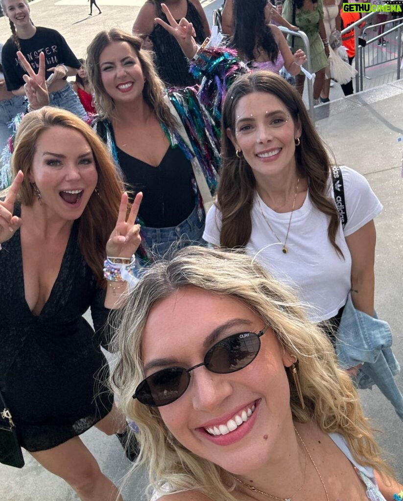 Ashley Greene Instagram - This is long overdue... We sang our hearts out with @taylorswift .. it was everything. She's a badass and these girls are my favorite 🤩 What. A. Night.