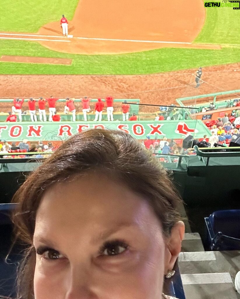 Ashley Judd Instagram - So pleasant and fun to be a guest @fenwaypark to cheer on the @redsox on a sublime late summer’s eve. There were many hits, a total of 12 runs, and lots of great fielding action as we took in @mlb new rules. I like them! You? So, the @yankees won that one, but remember the Red Sox shut them out earlier in the day, 5-0! Deep sweetness to my Papaws and Uncle Mark for the love of the game and the special memories of evenings drinking @pepsi while taking in @reds (the era of Big Red Machine) on the radio while reviewing yesterday’s box score in the paper. And yes, I thought a pitcher’s era was the same thing as the Equal Rights Amendment. I’ve always been me!! #baseball. PS How about the 10 year old singing the #NationalAnthem? #redsox #mlb #yankees #pepsi #equalrightsamendment