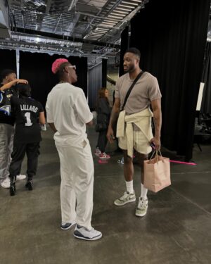 Asisat Oshoala Instagram - I promise y’all….I AM NOT SHORT 😩😩 @giannis_an34 @thanasis_ante43