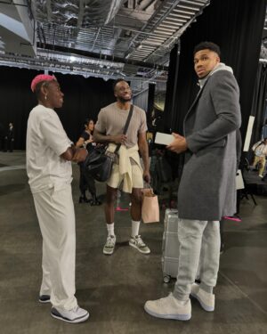 Asisat Oshoala Instagram - I promise y’all….I AM NOT SHORT 😩😩 @giannis_an34 @thanasis_ante43