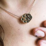 Aslı Bekiroğlu Instagram - Hey hey! ☀️Sizlere çok beğendiğim bir iş birliğinden bahsedecegim🥹💚 Türkiye’nin sertifikalı tek sürdürülebilir mücevher markası @rundajewelry, marka tarihinin ilk iş birliğini endüstriyel tasarımcı @erdemakan #IntoTheWoods koleksiyonu ile gerçekleştirdi🍃 İlhamını doğadan alan bu özel koleksiyon, en değerli mücevherin doğa olduğunu bir kez daha hatırlatıyor💚 @rundajewelry #doganinbirparcasiol #IntoTheWoods #işbirliği