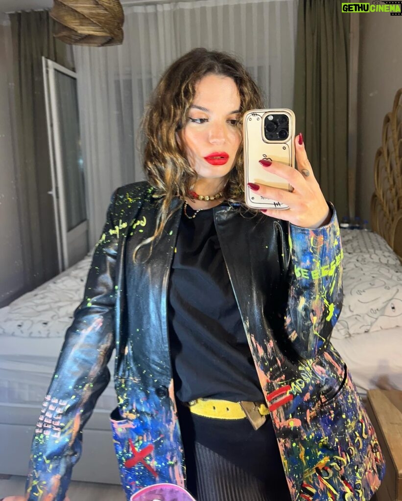 Aslı Bekiroğlu Instagram - Sevdiğim bir outfit oldu. Kırmızı ruj da çok iyiymiş inanılmaz yakışmış. Klasik ruby woo. Ben dün bayaaaa güzelmişim he. Rockstar mısın olum sen havalara bak yaaaaaaa. Küçük bir self love moment yaşadım teşekkürler, sevgiler 🌹