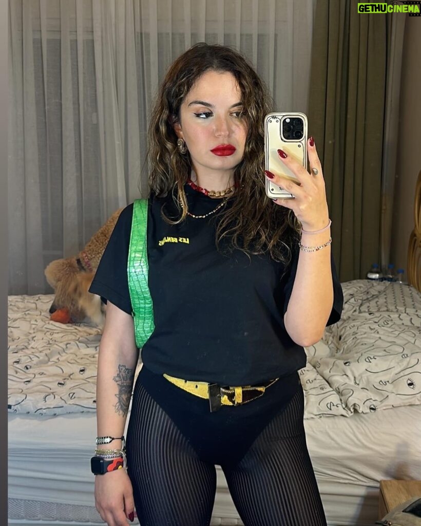 Aslı Bekiroğlu Instagram - Sevdiğim bir outfit oldu. Kırmızı ruj da çok iyiymiş inanılmaz yakışmış. Klasik ruby woo. Ben dün bayaaaa güzelmişim he. Rockstar mısın olum sen havalara bak yaaaaaaa. Küçük bir self love moment yaşadım teşekkürler, sevgiler 🌹