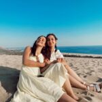 Aslıhan Kapanşahin Instagram - Deniz biraz ilerde ama kum ve güneşimiz tam.🎉 @miraslava.kostyeva @ceydasmn