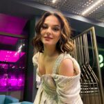 Aslıhan Kapanşahin Instagram - Yarın @benimbabambirkahramanfilmi sinemalarda sizlerle olacak! Bu kısa fakat değerli yolculukta beraber yürüdüğüm herkese, başta @orcunbenlee ve @leman.kurtcan olmak üzere bütün oyuncu ve ekip arkadaşlarıma çok teşekkür ederim! Ne değerli arkadaşlıklar kattınız hayatıma✨ Ayrıca elbisemle bana kendimi prenses gibi hissettiren #MuratHan iyi ki kesişti yollarımız iyi ki tanıdım seni!💖 Saçlarımı her zaman seve seve güvenle emanet ettiğim ve dokunduğu anda dönüştüren canım arkadaşım @tolgayldrmhairdesign iyi ki varsın! 💖 Dünyanın en şanslı kız kardeşi olabilirim çünkü sevgili @neslihankapansahinn muhteşem bir make-up artist! Sen hep iyi ki varsın!✨ Gala boyunca dış görünüşümle alakalı aldığım bütün övgülerin asıl sahipleri sizsiniz arkadaşlar🩷 Ve @nesecakir, @nagikucuk sizinle yürümeyi, koşmayı, biraz durup nefes almayı çok seviyorum ve değerli buluyorum! İyi ki varız✨ Kostüm Tasarım: @haleia Ayakkabı: @pelininayakkabilari