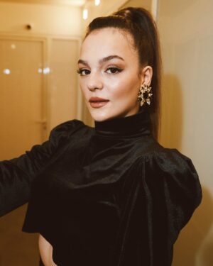 Aslıhan Kapanşahin Instagram - 🤍
Fotoğraf @nadirozkan 
Styling @busraissik 
Makyaj @erkanuluc 
Saç @tolgayldrmhairdesign