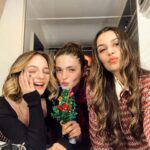 Aslıhan Kapanşahin Instagram - İrina,Olga,Masha mutlu yıllar diler🎉🎄✨🤍🧚🏻