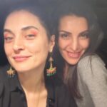 Aslihan Gurbuz Instagram - Her şeyin geçtiğini iliklerime kadar tecrübe ettiğim eski yaşımı bu zat-ı şahanelerle tecrübe ettim🙏🏻 İYİLER ile karşılaşmak tek dileğim bu gıcır yaşımda❤️ Çok şanslıyım be🐣