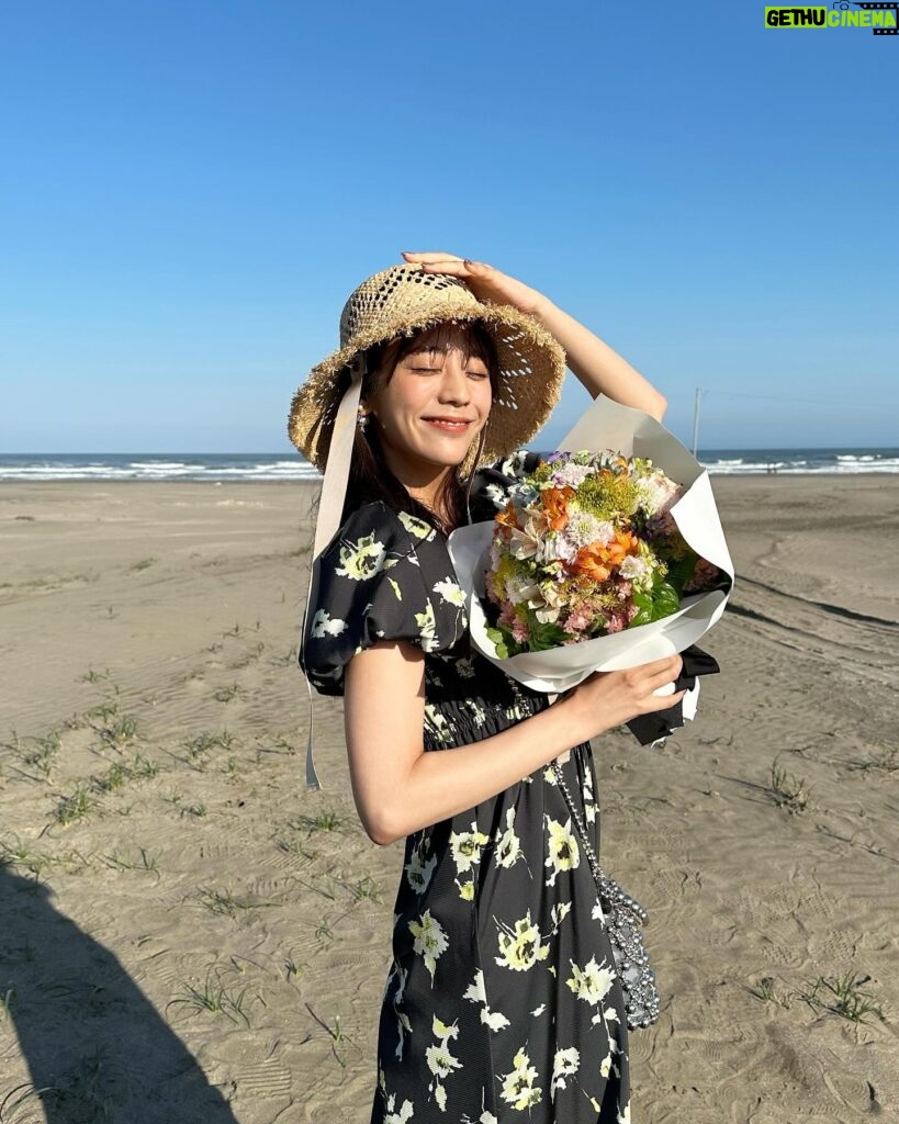 Asuka Kijima Instagram - ‍ 撮影終わりにもらったお花が 鮮やかでとてもかわいかった💐 夏に向かってるねぇ ‍