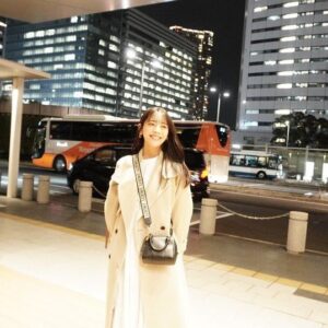 Asuka Kijima Instagram - 誕生日を迎えて一つ歳を重ねました。
みなさま、たくさんのコメントやメッセージ
ありがとうございます☺️

28歳は自分らしさや
自分のしあわせと向き合って
心穏やかにのんびーり過ごしていきたいです。

これからも、よろしくお願いいたします！

写真は先日家族が撮ってくれたもの☺︎