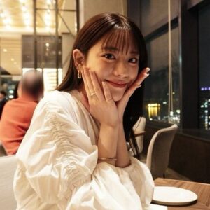 Asuka Kijima Instagram - 誕生日を迎えて一つ歳を重ねました。
みなさま、たくさんのコメントやメッセージ
ありがとうございます☺️

28歳は自分らしさや
自分のしあわせと向き合って
心穏やかにのんびーり過ごしていきたいです。

これからも、よろしくお願いいたします！

写真は先日家族が撮ってくれたもの☺︎