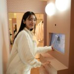 Asuka Kijima Instagram – HERNO 青山店で行われている、「HERNO GLOBE ANREALAGE ポップインイベント」へ行ってきました☺︎

今回着用させていただいたアウターは、Herno Globe がアースデイを記念し ANREALAGE とコラボした新作だそう。
形がとっても可愛くて一目惚れしたアイテム🤍

購入または LINE のお友だち登録で特設フォトブースの体験もできるらしく、わたしもノリノリで撮影しました☺️笑

4月22日〜29日 (月・祝)まで行っているみたいなので、ぜひ足を運んでみてください✨

#Herno #UrbanOuterwearCouture 
#HernoSS24 #HernoClub #Anrealage #PR