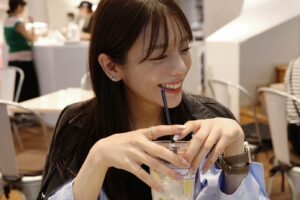 Asuka Kijima Instagram - るんるんでお出かけしたのに、雨でボサボサ😗