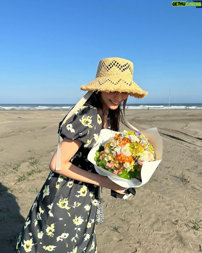 Asuka Kijima Instagram - ‍ 撮影終わりにもらったお花が 鮮やかでとてもかわいかった💐 夏に向かってるねぇ ‍