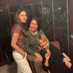 Asuman Dabak Instagram - Tarihe imza atacak kadar güzel bir doğum haftası hazırlayan ,canımmm güzel yürekli güzelll dostlarımm,yanımda olamayan arayıp mesaj yazan tüm sevdiklerime çokkk teşekkür ediyorum 🙏💕Hayat dostlarla paylaştıkça güzel her birinizi kalbinizden öpüyorum💋yine bu şahane doğum günün mimarları olan @fulyagnddu @burcuhtt @biremyapar ayrıca teşekkür ediyorum ,çoookkkk özell olduğumu bu kadar samimi hissettirdiğiniz için 💕sizleri çokkk seviyorummm💋🍷🙏