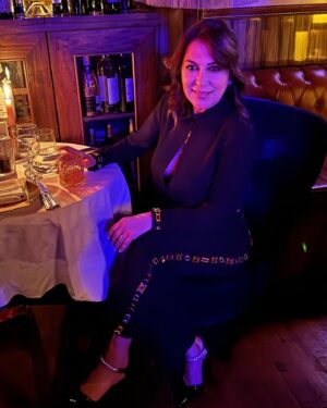 Asuman Dabak Instagram - Hayatın hızına ,en güzel yıllarına,çabuk geçenlerine…her yeni güne,güzel isteklerine,mutluluklarına yeni gülüşlerine ..Hoşgell 🎂🙏