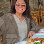 Asuman Dabak Instagram - Günaydın…yeni doğan güne,güneşe… Yeni şansıma,umuduma,yeni düşlerime günaydın…saçlara vuran rüzgara günaydın …Denize günaydın maviye..kediye köpeğe börtü böceğe günaydın…dalında ki çiçeğe, kokuna günaydın…yağmura günaydın,herşeye ve herkese günaydın …Günaydın diyen sesine günaydııınnnn…💜🙏