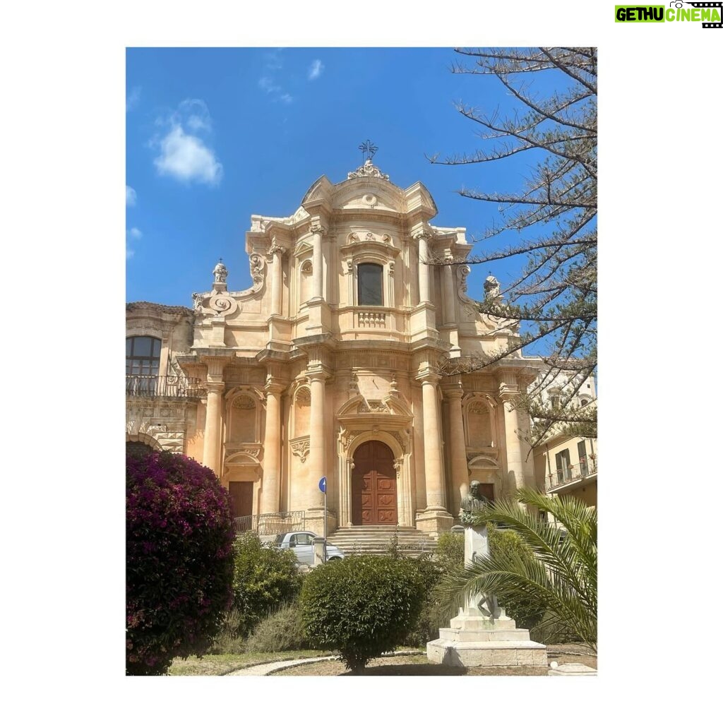 Atala Sarmiento Instagram - NOTO… Una de las más bellas ciudades sicilianas al sur de la isla. La representación del barroco en todo su esplendor. Una ciudad dorada donde hay tantos palazzos como iglesias…. ¡Espectacular! En una sola palabra… #quevivalavida #asísí #ladolcevita #noto #sicilianelcuore