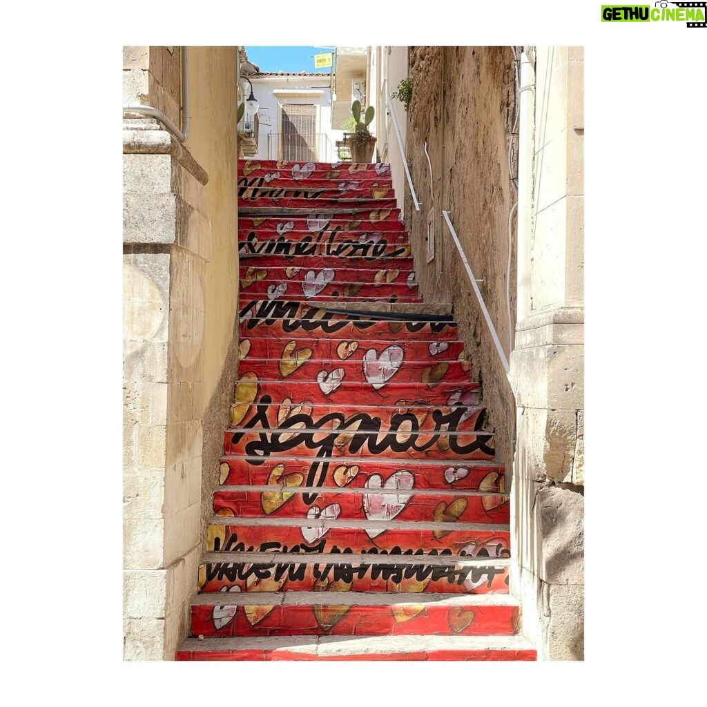 Atala Sarmiento Instagram - NOTO… Una de las más bellas ciudades sicilianas al sur de la isla. La representación del barroco en todo su esplendor. Una ciudad dorada donde hay tantos palazzos como iglesias…. ¡Espectacular! En una sola palabra… #quevivalavida #asísí #ladolcevita #noto #sicilianelcuore