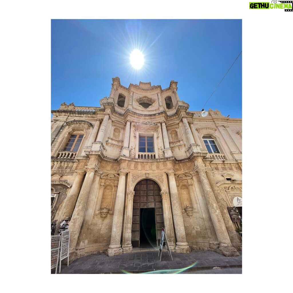 Atala Sarmiento Instagram - NOTO… Una de las más bellas ciudades sicilianas al sur de la isla. La representación del barroco en todo su esplendor. Una ciudad dorada donde hay tantos palazzos como iglesias…. ¡Espectacular! En una sola palabra… #quevivalavida #asísí #ladolcevita #noto #sicilianelcuore